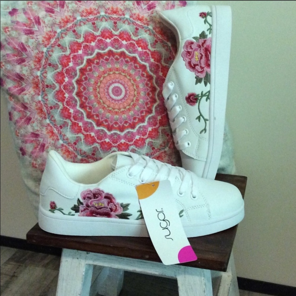 🆕 Floral Embroidered Sneaker - Picture 2 of 12